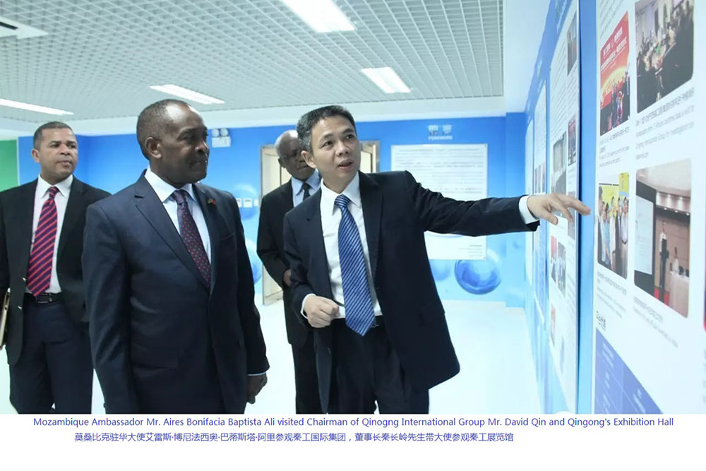 Mozambique’s ambassador in China, Eles Bonifacio Battista Ali, visited QinGong International Group, Chairman Qin Changling took the ambassador to visit QinGong Exhibition Hallw