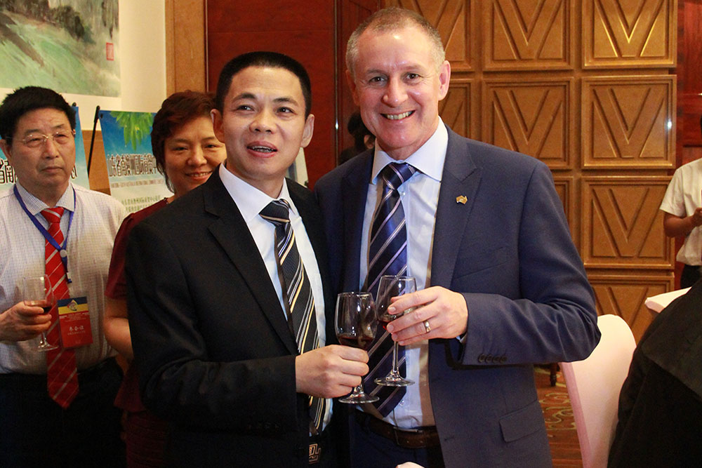 Mr. Qin Changling, Chairman of Qin Gong International Group, met with Mr. Jay Weatherrill , Governor of South Australia, Australia.w