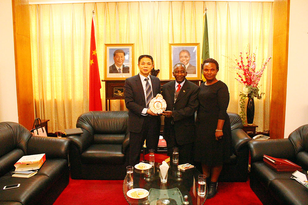 Chairman Qin Changling and Tanzanian Ambassador to China Mr. Simbo and Minister Counselor Ms. Masuka held a business meeting and took a group photo