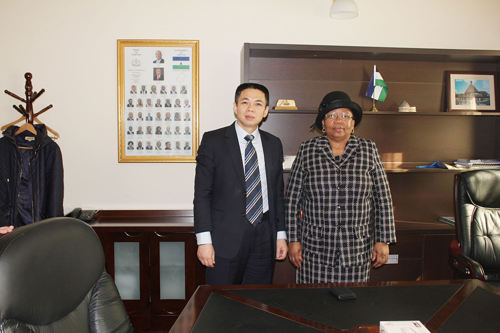 Chairman Qin Changling met with Lesotho Ambassador to China Ms. Enzini in the Lesotho Embassy in China